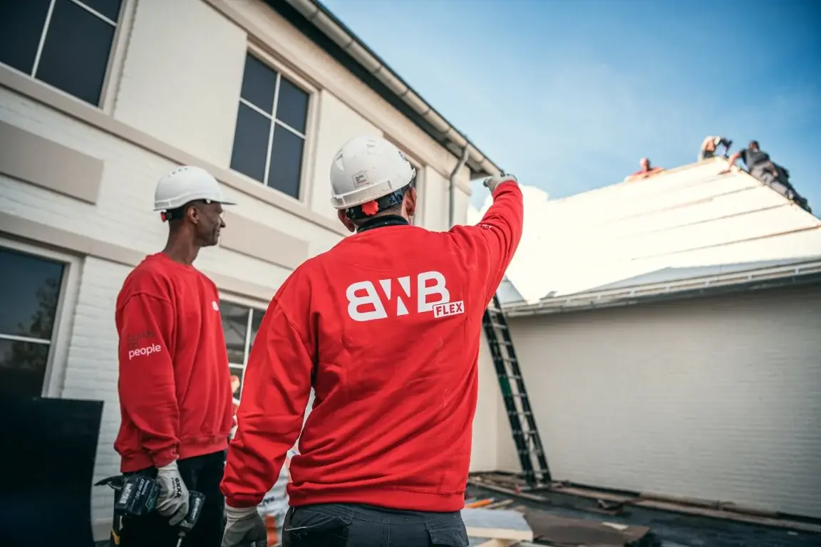 Twee vakmensen van BWB Flex op een bouwplaats