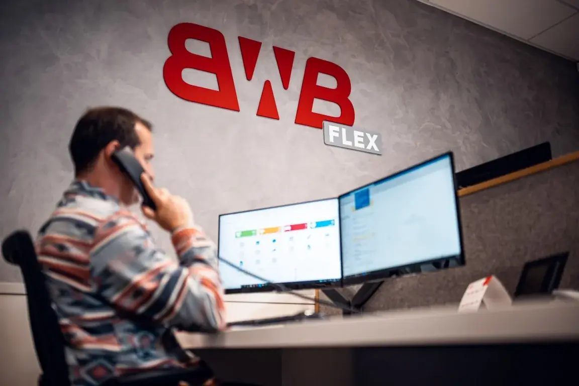 Medewerker van BWB Flex aan de telefoon op kantoor